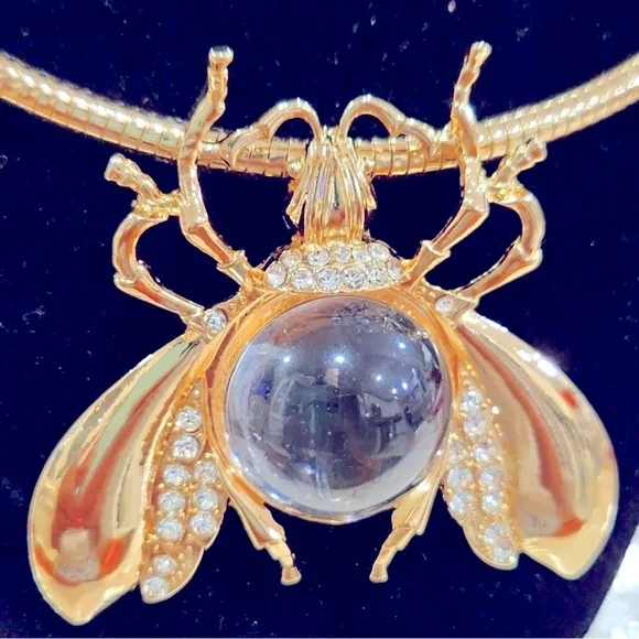 NWT ⚜️🤍⚜️ Natasha Gorgeous Bee Pendant Statement Necklace - Picture 9 of 12